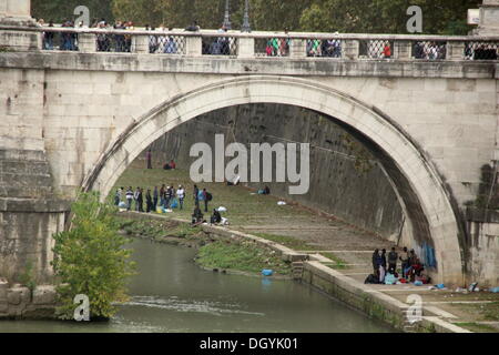 Roma, Italia. 27 ott 2013. Necessità di perseguire da parte della polizia sugli immigrati venditori ambulanti che eludere la cattura da parte del fiume Tevere vicino al Vaticano durante il Pellegrinaggio Internazionale delle Famiglie in piazza San Pietro, Roma Italy © Gari Wyn Williams/Alamy Live News Foto Stock