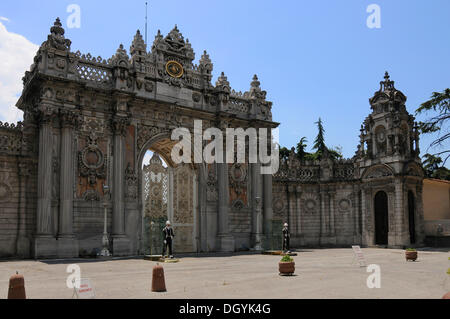 Ingresso laterale del palazzo Dolmabahce, centro storico, istanbul, Turchia, europa Foto Stock