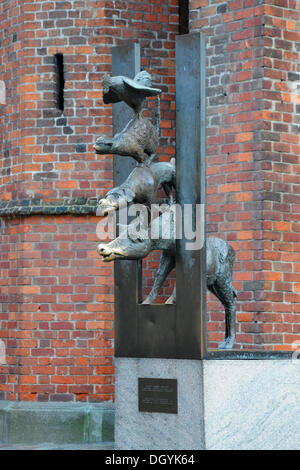 Statua della città musicisti di Brema accanto alla chiesa di San Pietro, riga, centro storico, Lettonia, Stati baltici Foto Stock