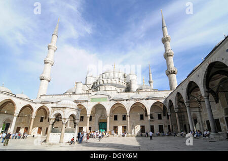 Cortile, Sultan Ahmed moschea o la moschea blu, il quartiere storico di Istanbul, Turchia, europa Foto Stock