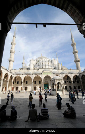 Cortile, Sultan Ahmed moschea o la moschea blu, il quartiere storico di Istanbul, Turchia, europa Foto Stock