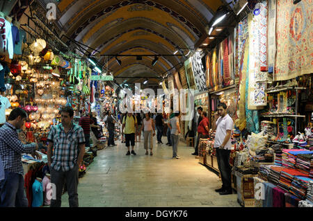 Vista interna, parte coperta del grand bazaar kapali carsi, città vecchia, istanbul, Turchia, europa Foto Stock