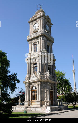 Torre dell'orologio, il Palazzo Dolmabahçe, Istanbul, Turchia, Europa Foto Stock