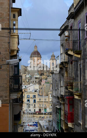 Vista di Birgu, Fila di case, come si vede dalla città fortificata di Senglea, Malta, europa Foto Stock