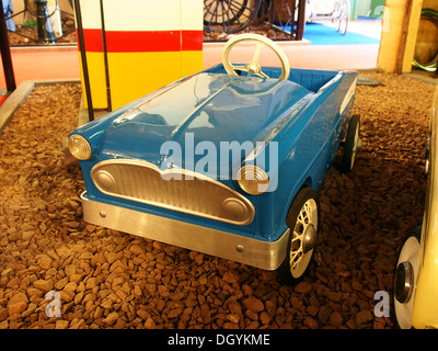 La trapauto Blauwe è una classica macchina giocattolo realizzata in stagno. Noto per il suo design retrò, rappresenta il fascino dei giocattoli meccanici vecchio stile. L'auto è spesso ricercata dai collezionisti di giocattoli vintage e cimeli. Foto Stock