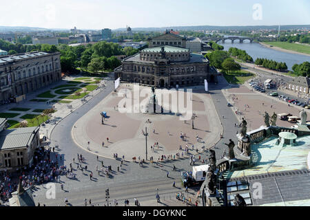Vista della piazza Theaterplatz e la semper opera dalla torre hausmannsturm, Dresda, Firenze dell'Elba, Sassonia Foto Stock