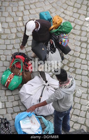 Roma, Italia. 27 ott 2013. Necessità di perseguire da parte della polizia sugli immigrati venditori ambulanti che eludere la cattura da parte del fiume Tevere vicino al Vaticano durante il Pellegrinaggio Internazionale delle Famiglie in piazza San Pietro, Roma Italy © Gari Wyn Williams/Alamy Live News Foto Stock