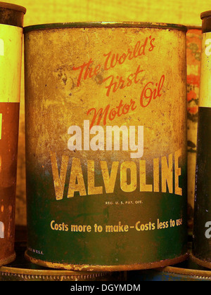 Questa immagine mostra un vecchio olio motore Valvoline, conosciuto come uno dei primi al mondo. Fa parte di una collezione di barattoli, giocattoli e prodotti vintage della storia automobilistica. Foto Stock