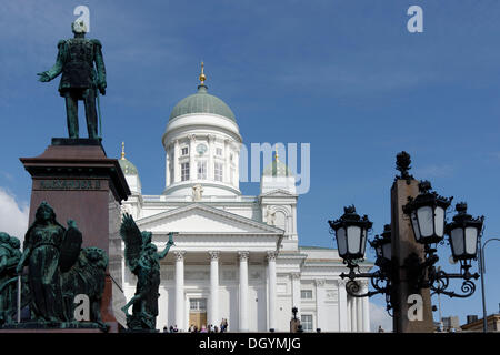 La piazza del senato, senaatintori, Cattedrale di Helsinki e il monumento ad Alessandro imperatore ii, Helsinki, Uusimaa, Finlandia Foto Stock