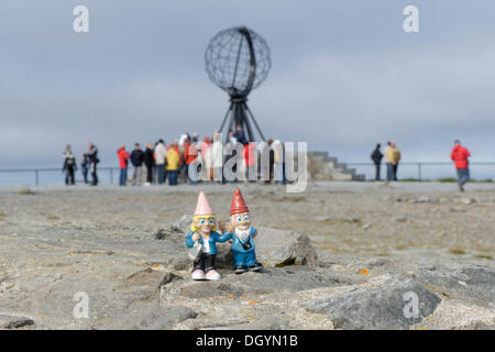 Gli Gnomi di fronte al mondo sul capo nord piattaforma, Nordkapp, Norvegia Foto Stock