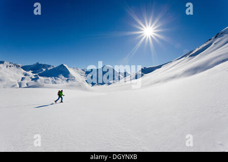 Cross-country sciatore in un paesaggio innevato, Ischgl, Silvretta, Tirolo, Austria Foto Stock