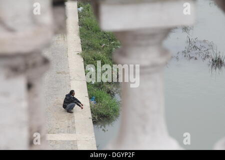 Roma, Italia. 27 ott 2013. Necessità di perseguire da parte della polizia sugli immigrati venditori ambulanti che eludere la cattura da parte del fiume Tevere vicino al Vaticano durante il Pellegrinaggio Internazionale delle Famiglie in piazza San Pietro, Roma Italy © Gari Wyn Williams/Alamy Live News Foto Stock