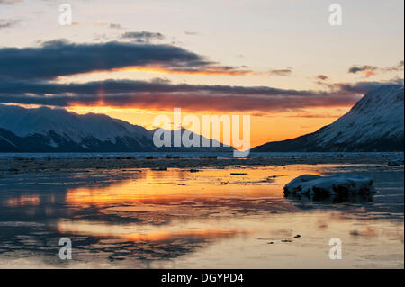 Inverno tramonto sul braccio Turnagain, Alaska Foto Stock