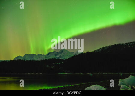 Alaska del piede 9'035 Mt. Gilbert nella gamma Chugach con l'aurora boreale, College Fjord, Prince William Sound, Anchorage Foto Stock