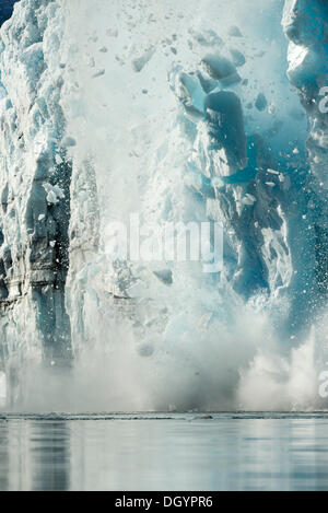 Tonnellate di ghiaccio parto off sorpresa ghiacciaio, Harriman Fjord, Prince William Sound, Anchorage in Alaska,, Stati Uniti Foto Stock