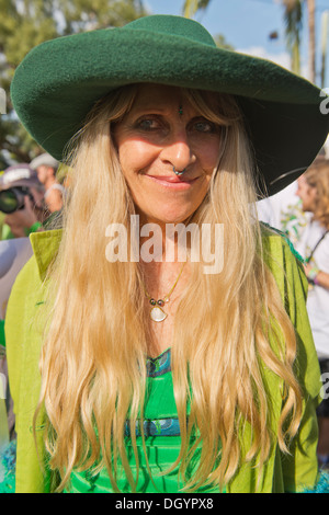 Una Donna vestita come una ganja faery come parte del carnevale sfilano in Nimbin, protestando l' illegittimità della marijuana. Foto Stock