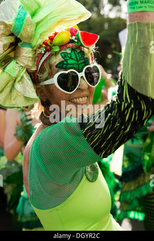 Una Ganja Faery danze come parte del carnevale sfilano in Nimbin, protestando l' illegittimità della marijuana. Foto Stock