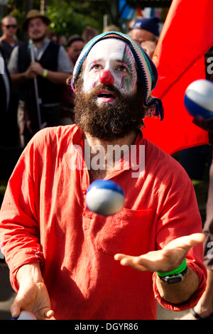 Un giocoliere esegue come parte del carnevale sfilano in Nimbin, protestando l' illegittimità della marijuana. Foto Stock