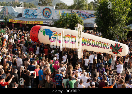 Il gigante giunto, parte del carnevale sfilano in Nimbin protestando l' illegittimità della marijuana. Foto Stock