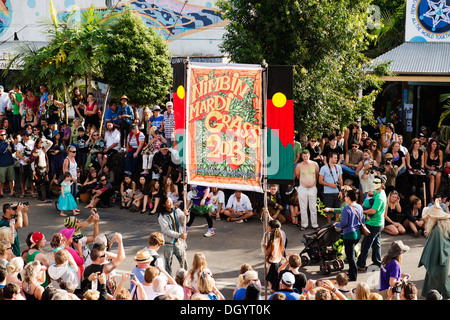 Parte del carnevale sfilano in Nimbin protestando l' illegittimità della marijuana. Foto Stock