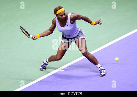 Istanbul, Turchia. 27 ott 2013. Serena Williams (USA) in azione contro Na Li (CHN) durante la fase finale del WTA BNP Paribas Istanbul aperti. Credito: Azione Sport Plus/Alamy Live News Foto Stock