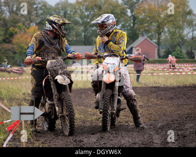Due attività ricreative moto enduro piloti chiacchierando durante una breve pausa Ruurlo, Gelderland, Paesi Bassi Foto Stock