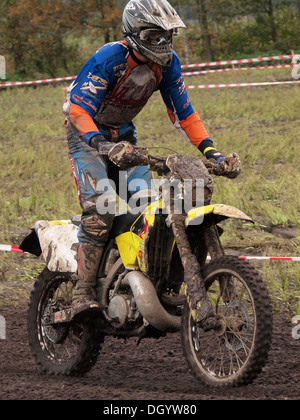 Off road motociclista in piedi su pedane di questa a due tempi moto trasversale Foto Stock