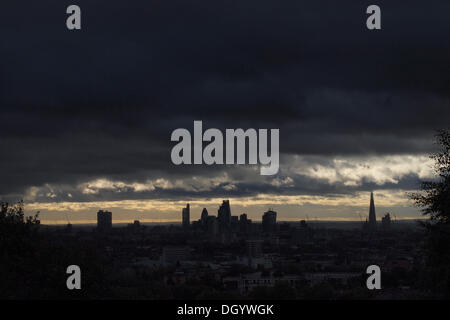 Dark nuvole temporalesche su Londra dello skyline della città Foto Stock