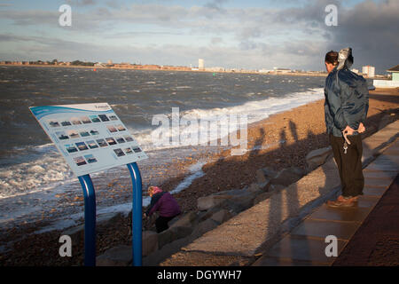 Portsmouth, Hampshire, Regno Unito. 28 ott 2013. Persone brave venti a camminare lungo le strade chiuse e la spiaggia a Southsea, Hampshire. St Jude è uno dei più forti tempeste a colpire il sud della Gran Bretagna dal 1987 - disturbi la strada, ferrovia e reti airport il lunedì. La tempesta aveva soprattutto superato da alba. © Hanna Adcock/ZUMAPRESS.com/Alamy Live News Credito: ZUMA Press, Inc./Alamy Live News Foto Stock