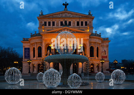 Alte Oper, o Old Opera House e Lucae Fontana al blue ora, Frankfurt am Main, Hesse, Germania Foto Stock