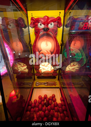 Giochi in una sala giochi sul molo di Brighton Foto Stock