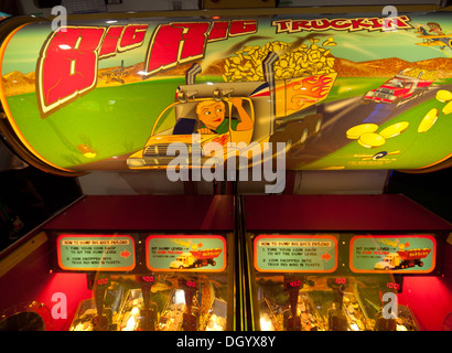 Giochi in una sala giochi sul molo di Brighton Foto Stock