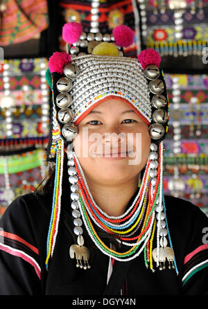 Donna Akha hill tribe indossando un tradizionale copricapo, Chiang Rai, Thailandia, Asia Foto Stock