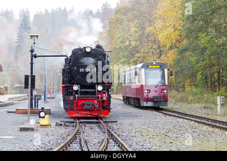 Locomotiva a vapore la trazione di un treno passeggeri sulla montagna di Harz Ferrovia a Alexisbad, Germania Foto Stock