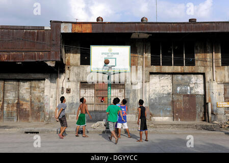 Ragazzi giocare a basket in una strada a Cebu, Filippine, Sud-est asiatico, in Asia
