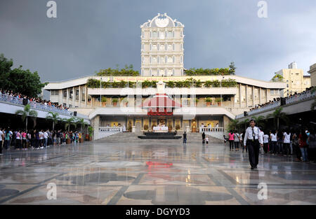 Praticanti in una chiesa aperta, Cebu, Filippine, Sud-est asiatico, in Asia Foto Stock