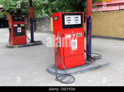 Rosso pompe di carburante, Cebu, Filippine, Sud-est asiatico, in Asia Foto Stock