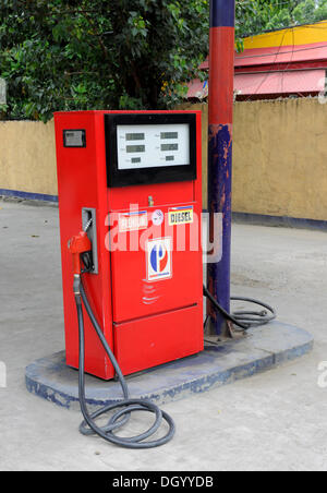 Rosso pompa carburante, Cebu, Filippine, Sud-est asiatico, in Asia Foto Stock