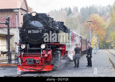 Locomotiva a vapore la trazione di un treno passeggeri sulla montagna di Harz Ferrovia a Alexisbad, Germania Foto Stock