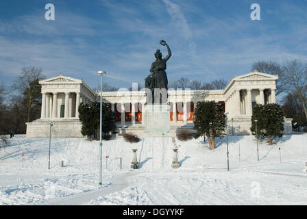 Statua di Bavaria e Ruhmeshalle, Hall of Fame, in inverno, Monaco di Baviera, Germania Foto Stock