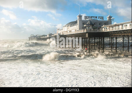 Brighton, Regno Unito. 28 ott 2013. St Jude Storm hits meridionale costiera del Regno Unito. Grandi onde si infrangono sul lungomare di Brighton come gale force vento e onde dangerours sono in via di sviluppo sul litorale. La tempesta, denominato St Jude, ha portato la windiest meteo a colpire il Regno Unito dal 1987. Persone si sono riunite sul lungomare già il lunedì mattina a testimoniare il maltempo, scattare foto e guardare le onde che si infrangono a. Credito: Francesca Moore/Alamy Live News Foto Stock