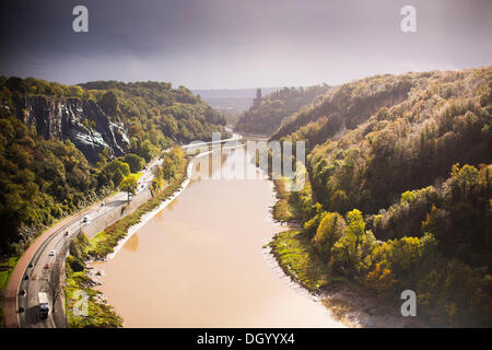 Bristol, Regno Unito 28 Ott 2013. Una pausa tra le nuvole si accende Avon Gorge in Bristol seguenti tempeste per tutta la notte e questa mattina. Raffiche di vento fino a 99mph sono stati registrati nel Regno Unito come la metà meridionale del paese è stata colpita dalla forte tempesta meteo. La Tempesta, denominato St Jude, ha portato la windiest meteo a colpire il Regno Unito dal 1987. Credito: Adam Gasson/Alamy Live News Foto Stock