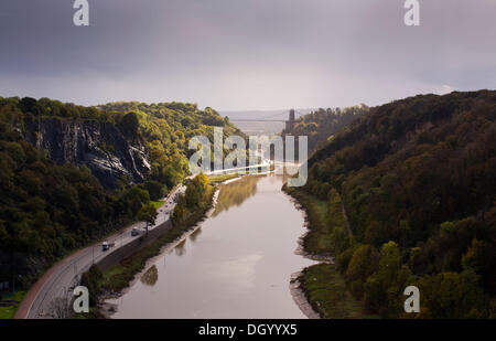 Bristol, Regno Unito 28 Ott 2013. Una pausa tra le nuvole si accende Avon Gorge in Bristol seguenti tempeste per tutta la notte e questa mattina. Raffiche di vento fino a 99mph sono stati registrati nel Regno Unito come la metà meridionale del paese è stata colpita dalla forte tempesta meteo. La Tempesta, denominato St Jude, ha portato la windiest meteo a colpire il Regno Unito dal 1987. Credito: Adam Gasson/Alamy Live News Foto Stock