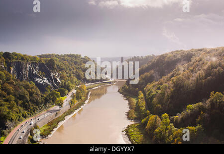 Bristol, Regno Unito 28 Ott 2013. Una pausa tra le nuvole si accende Avon Gorge in Bristol seguenti tempeste per tutta la notte e questa mattina. Raffiche di vento fino a 99mph sono stati registrati nel Regno Unito come la metà meridionale del paese è stata colpita dalla forte tempesta meteo. La Tempesta, denominato St Jude, ha portato la windiest meteo a colpire il Regno Unito dal 1987. Credito: Adam Gasson/Alamy Live News Foto Stock