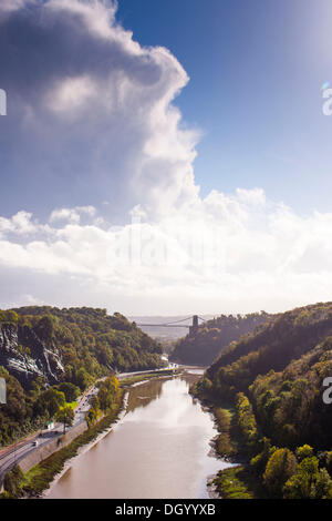 Bristol, Regno Unito 28 Ott 2013. La parte posteriore della tempesta davanti passa su Avon Gorge in Bristol dopo portando pesanti tempeste per tutta la notte e questa mattina. Raffiche di vento fino a 99mph sono stati registrati nel Regno Unito come la metà meridionale del paese è stata colpita dalla forte tempesta meteo. La Tempesta, denominato St Jude, ha portato la windiest meteo a colpire il Regno Unito dal 1987. Credito: Adam Gasson/Alamy Live News Foto Stock