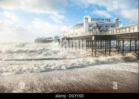 Brighton, Regno Unito. 28 ott 2013. St Jude Storm hits meridionale costiera del Regno Unito. Grandi onde si infrangono sul lungomare di Brighton come gale force vento e onde dangerours sono in via di sviluppo sul litorale. La tempesta, denominato St Jude, ha portato la windiest meteo a colpire il Regno Unito dal 1987. Persone si sono riunite sul lungomare già il lunedì mattina a testimoniare il maltempo, scattare foto e guardare le onde che si infrangono a. Credito: Francesca Moore/Alamy Live News Foto Stock