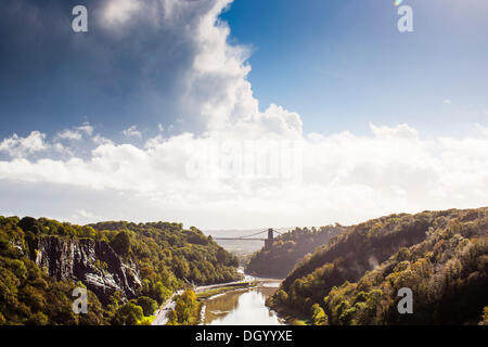 Bristol, Regno Unito 28 Ott 2013. La parte posteriore della tempesta davanti passa su Avon Gorge in Bristol dopo portando pesanti tempeste per tutta la notte e questa mattina. Raffiche di vento fino a 99mph sono stati registrati nel Regno Unito come la metà meridionale del paese è stata colpita dalla forte tempesta meteo. La Tempesta, denominato St Jude, ha portato la windiest meteo a colpire il Regno Unito dal 1987. Credito: Adam Gasson/Alamy Live News Foto Stock