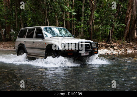 Jeep che attraversa un fiume in una foresta pluviale nel Parco Nazionale Daintree, Queensland, Australia Foto Stock