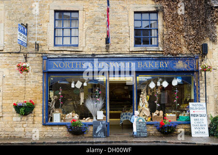 Forno nel villaggio storico, Bourton nell'acqua, Cotswold, Gloucestershire, England, Regno Unito Foto Stock