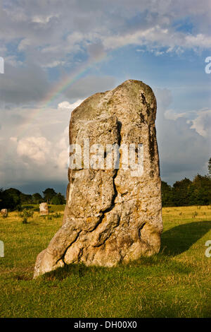 Rainbow su un anello di pietre permanente, cerchio di pietra, Avebury, Wiltshire, Inghilterra, Regno Unito Foto Stock